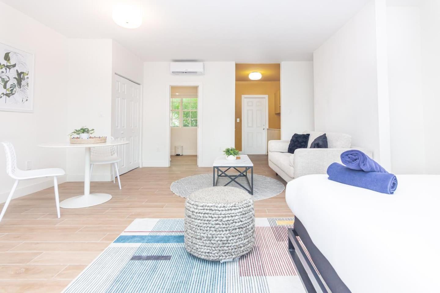 Large Stylish Studio Apartment In El Portal #3 Miami Exterior photo