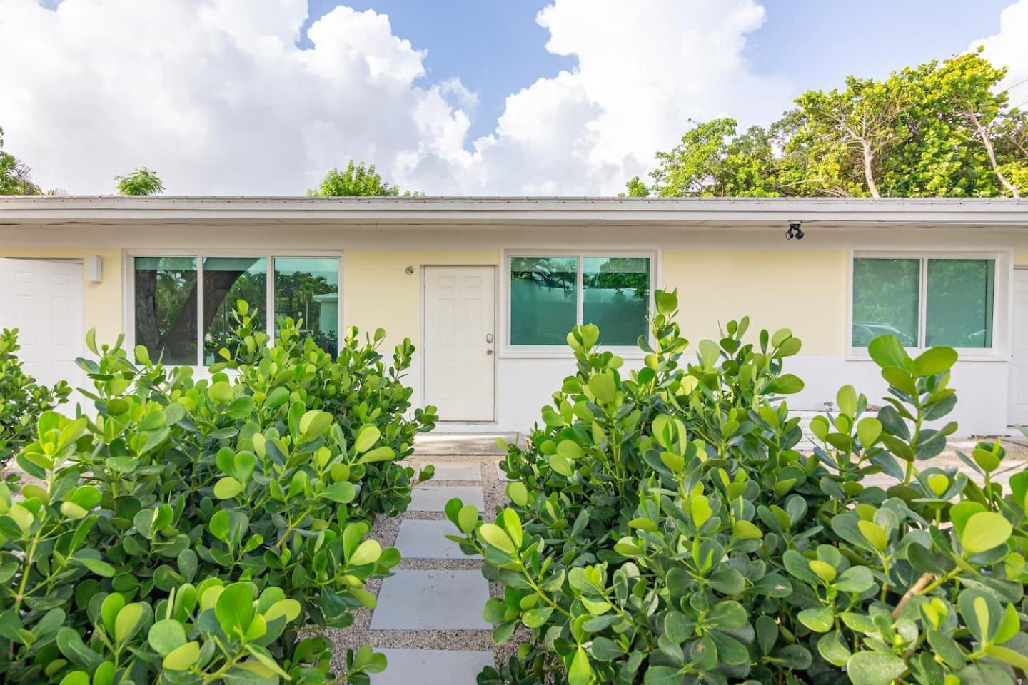 Large Stylish Studio Apartment In El Portal #3 Miami Exterior photo